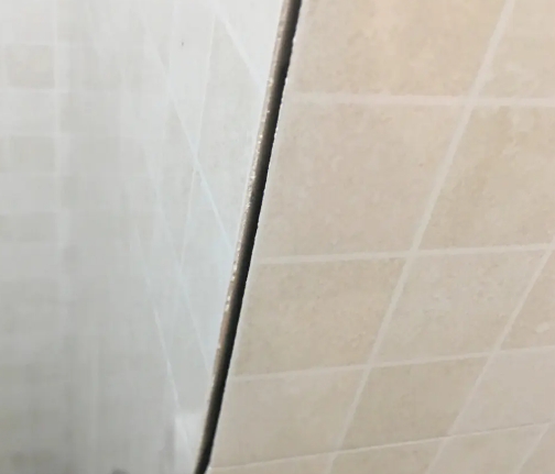 辉县瓷砖空鼓维修公司分享阳台瓷砖脱落的修复过程可以分为以下几个步骤