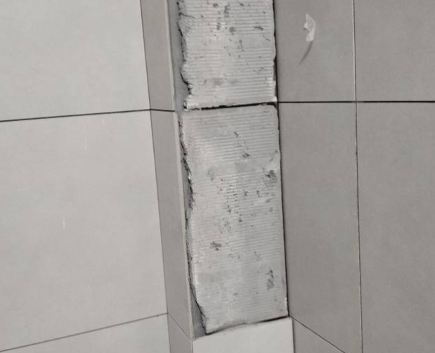 辉县瓷砖空鼓维修公司分享下瓷砖施工前基层浇水润湿程度不足，可能导致以下问题