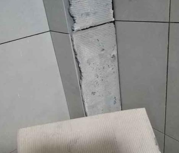 辉县瓷砖空鼓维修公司分享下厨房瓷砖脱落的补救措施。
